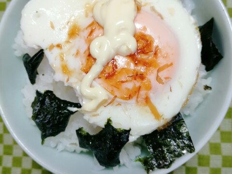 海苔と鰹節のつゆマヨ目玉焼き丼